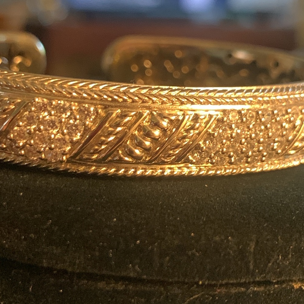 JUDITH RIPKA 925 STERLING SILVER HINGED BANGLE BRACELET WITH PAVÉ CZ DETAIL - Picture 4 of 14